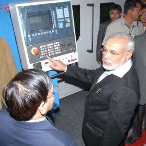 Premierminister Narendra Modi - Bedienung der SLTL-Maschine